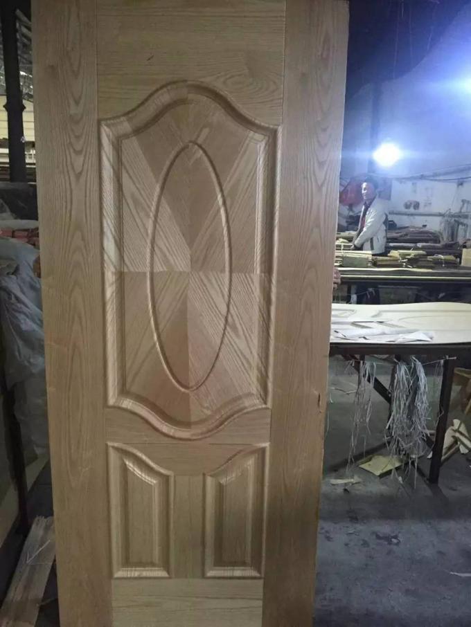 la porta di legno ad alta densità dell'impiallacciatura di 2.5mm pela la densità moderna 840KG/M3 di stile
