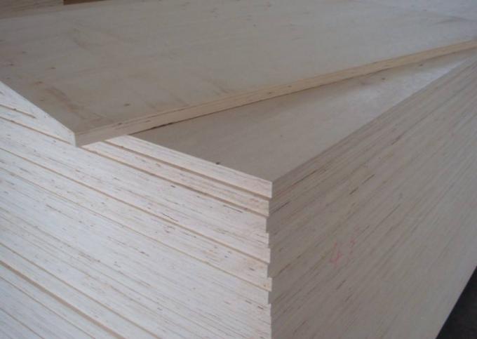 L'impiallacciatura di legno del pioppo ha affrontato il compensato del grado commerciale un materiale completo del centro della pressa a caldo di volta